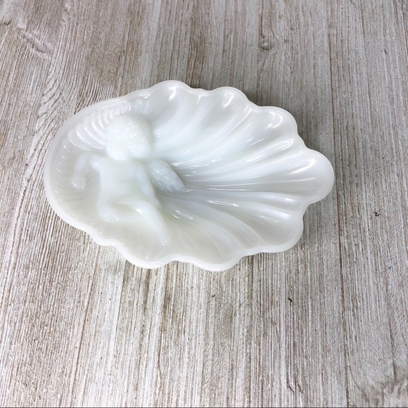 Vintage Avon Milk Glass Cherub on a Shell Dish - Picture 3 of 16